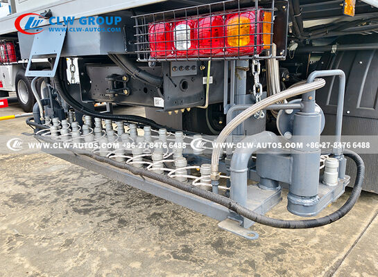 SHACMAN X3000 10m³ Asphalt Distributor Truck Precise Asphalt Spreading For Road Maintenance